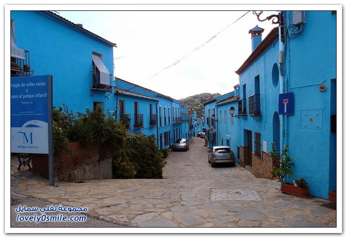 القرية الأسبانية ذات المنازل الزرقاء