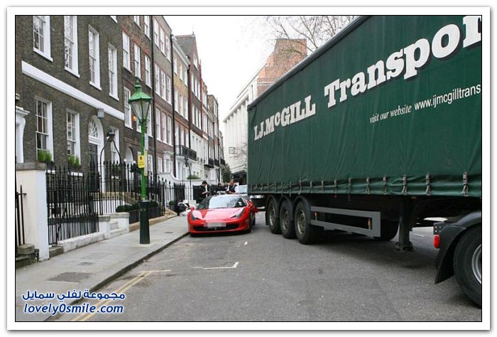 شاحنة تصدم فيراري متوقفة في لندن