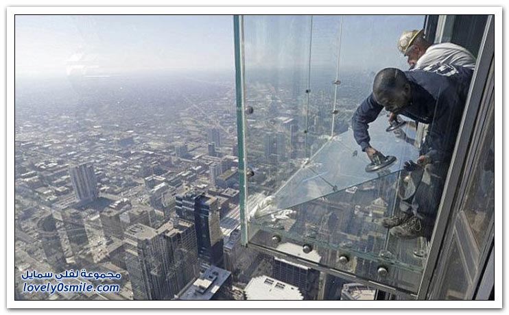 تشقق أرضية زجاجية تحت أقدام السياح على ارتفاع 103 طوابق