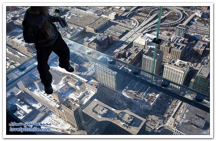 تشقق أرضية زجاجية تحت أقدام السياح على ارتفاع 103 طوابق