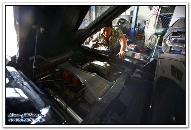 صناعة سيارة لامبورغيني في ورشة محلية