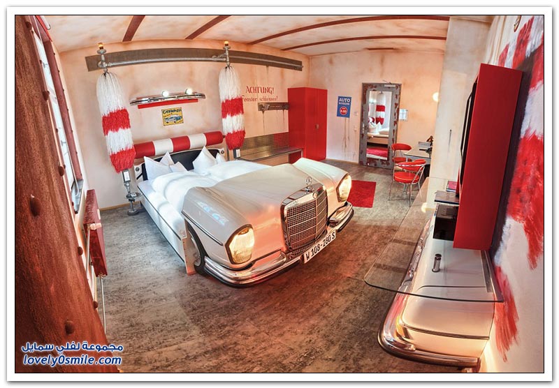 فندق V8-HOTEL الألماني يستضيف زواره في سيارات على شكل أَسِّرة للنوم