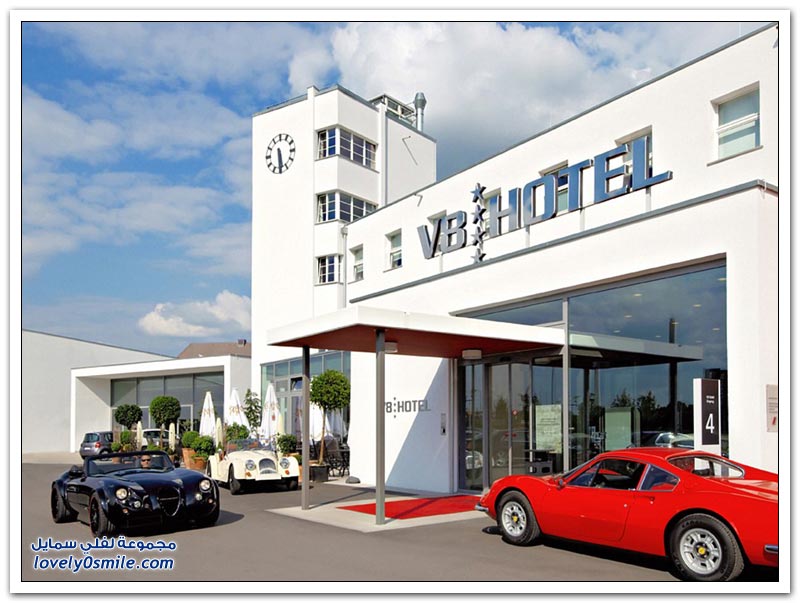 فندق V8-HOTEL الألماني يستضيف زواره في سيارات على شكل أَسِّرة للنوم
