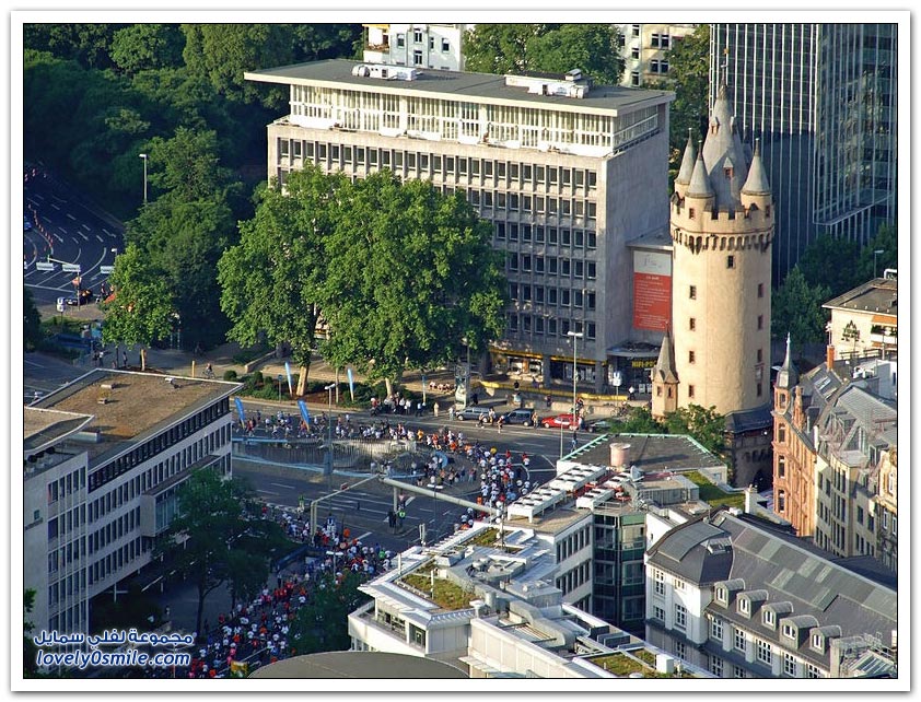 إشنهيمر تورم برج من القرون الوسطى يزين وسط مدينة فرانكفورت