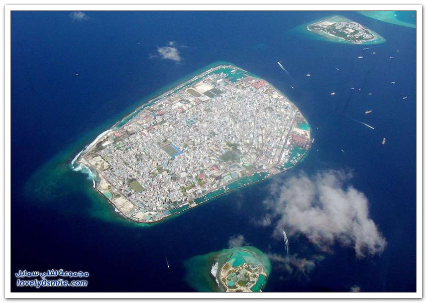 أحد جُزر المالديف المكتظة بالسكان