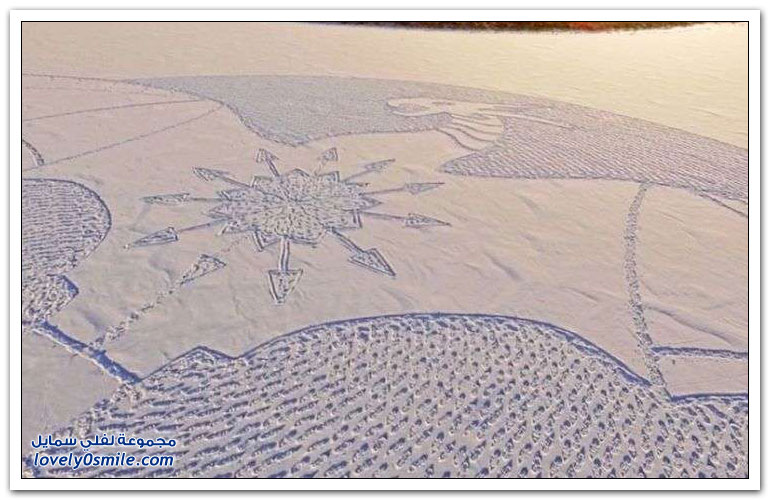 الفنان سيمون بيك يرسم رسمات عملاقة على الثلج باستخدام آثار أقدامه