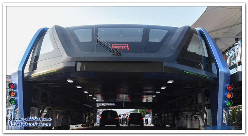 الصين تختبر أول حافلة عملاقة تمر فوق السيارات لمواجهة الزحام المروري