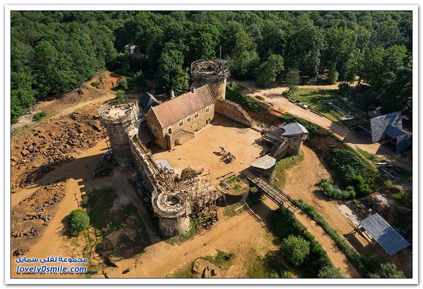 بناء قلعة في فرنسا باستخدام تقنيات القرون الوسطى