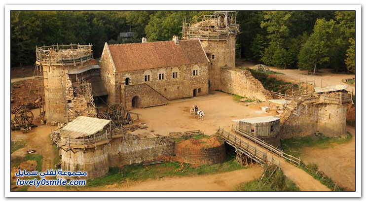 بناء قلعة في فرنسا باستخدام تقنيات القرون الوسطى