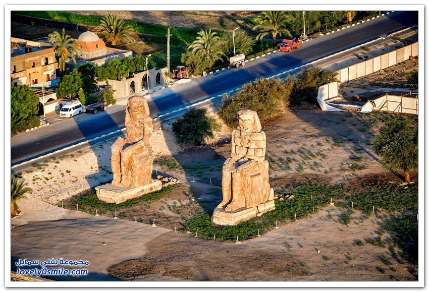 تمثالا ممنون في مقبرة مدينة طيبة القديمة بالأُقصر جنوب مصر