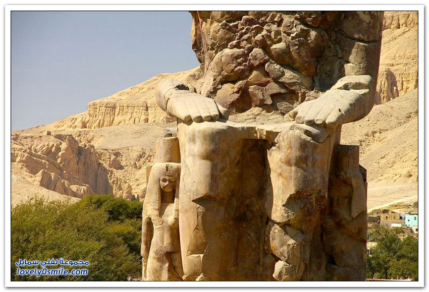 تمثالا ممنون في مقبرة مدينة طيبة القديمة بالأُقصر جنوب مصر