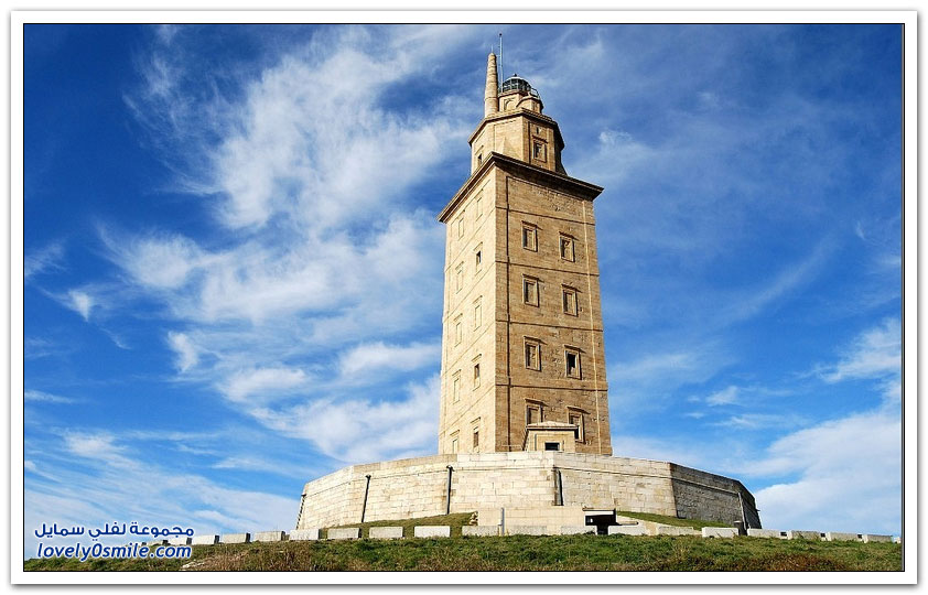 برج هرقل في مدخل ميناء لاكورنيا في إسبانيا