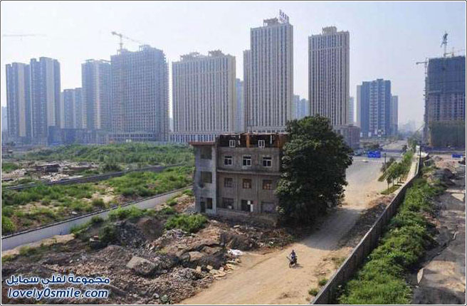 منزل في الصين وسط الطريق السريع