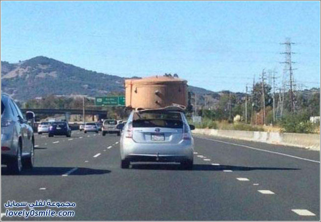 بعض الناس ممكن يحمل أي شيء وكل شيء فوق سيارته