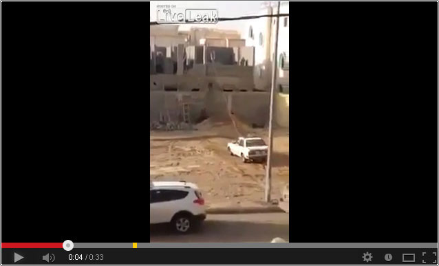 فيديو: عمال يرفعون مواد البناء بطريقة ذكية + أفغاني مصّك يثبت سيارتين