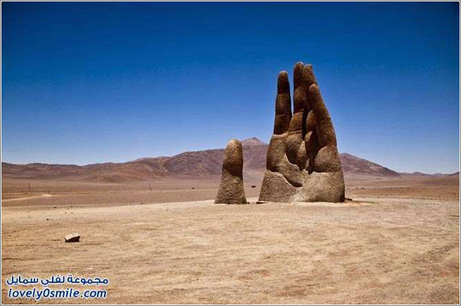 تمثال على شكل يد في صحراء أتاكاما