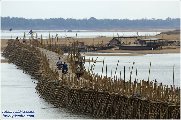 جسر الخيزران في كمبوديا يُفَكك ويُبْنى ك