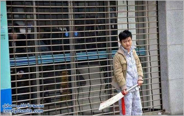 صور رجل مجنون في الصين يهدد بالانتحار