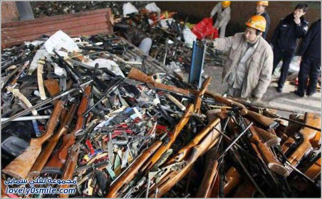 صور تدمير 13000 سلاح في شنغهاي