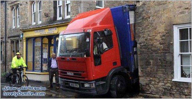 شاحنة تعلق بشارع ضيق في بريطانيا