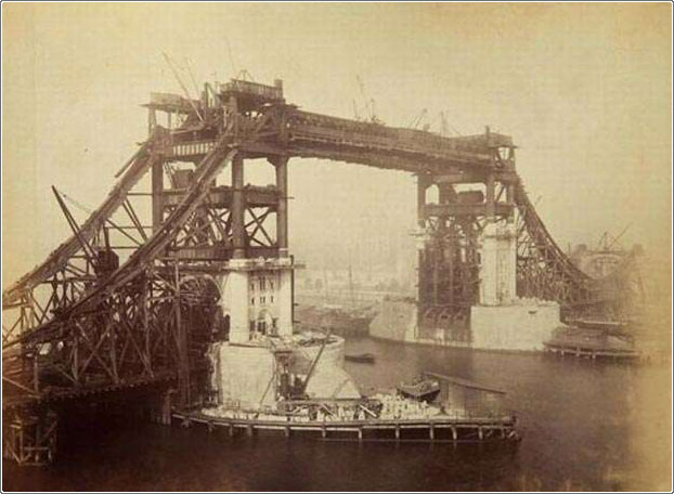 صور نادرة لبناء جسر وبرج لندن الشهير