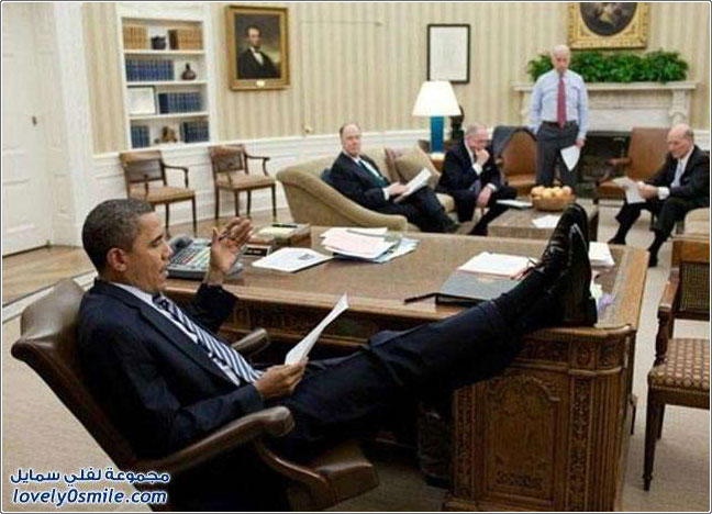 أوباما وكأنه لا يحسن التفكير إلا ورجليه مرفوعة