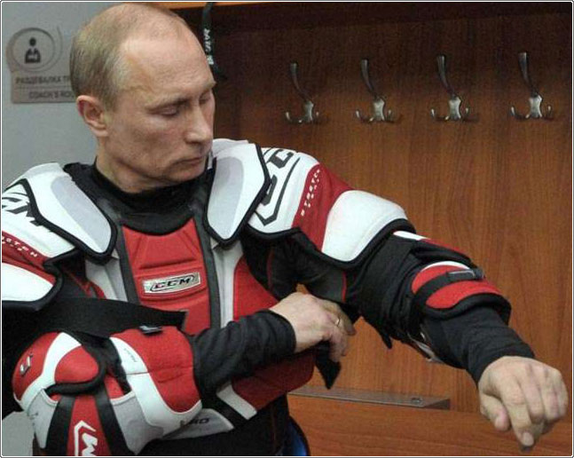 الشخصية الأقوى في روسيا بوتين يبدأ رئاسته بـ(الهوكي)