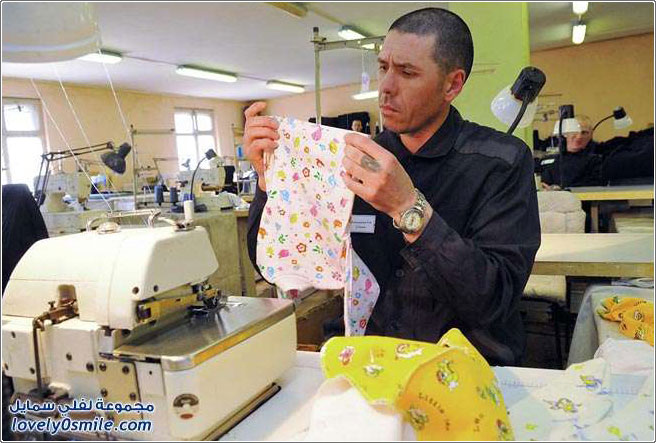 ورشة لملابس الأطفال حديثي الولادة في روسيا