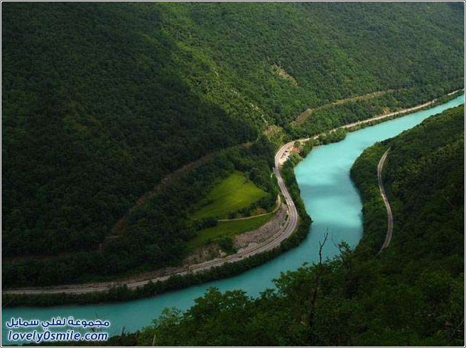 نهر الزمرد أعجوبة مائية طولها 136 كيلومتراً