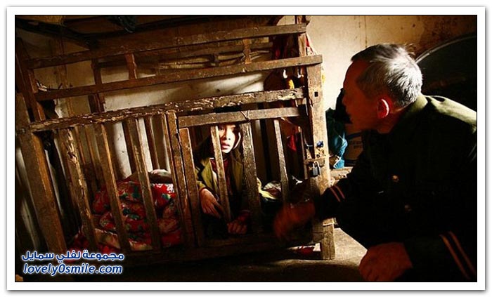 زوجة في الصين تعاقب ابن زوجها بالسجن لعدة سنوات في قفص