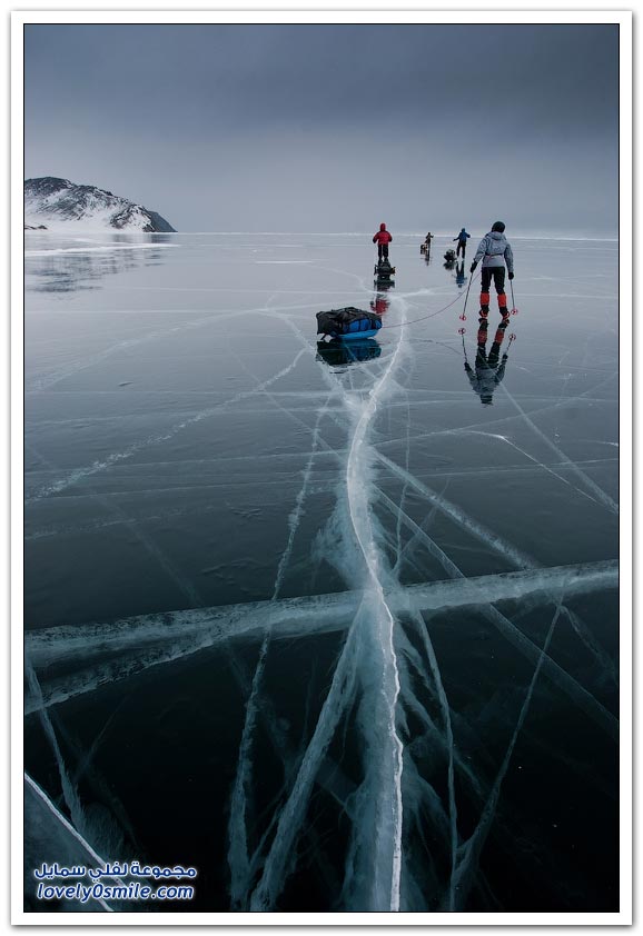 التزلج في بحيرة بايكال أعمق بحيرة على سطح الأرض