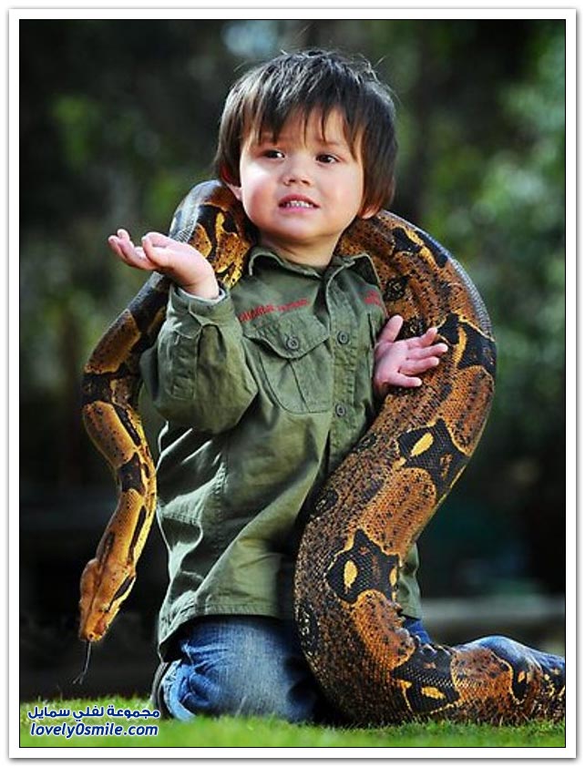 Ребенок держит змею. Малыш змеи. Дети со змеями. Необычные дети. Самые необыкновенные дети.
