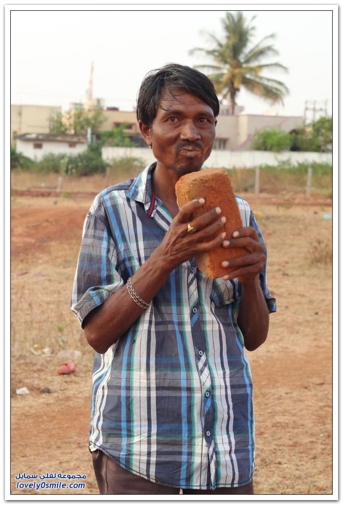 هندي يأكل الطوب والحجارة