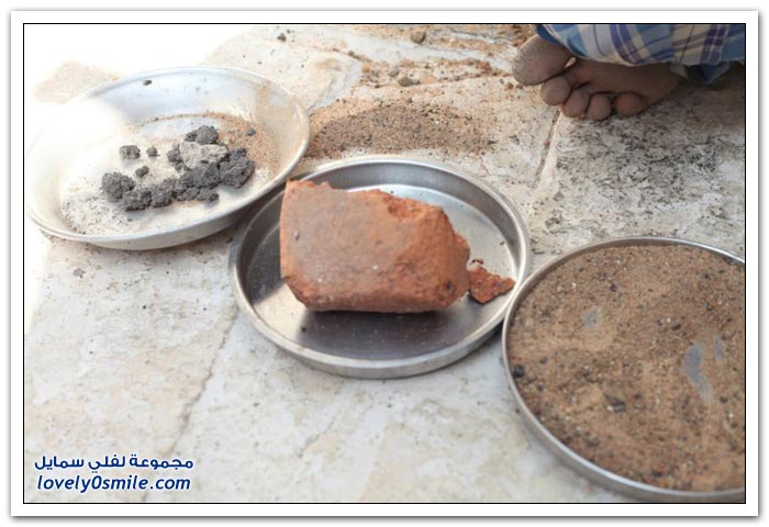 هندي يأكل الطوب والحجارة