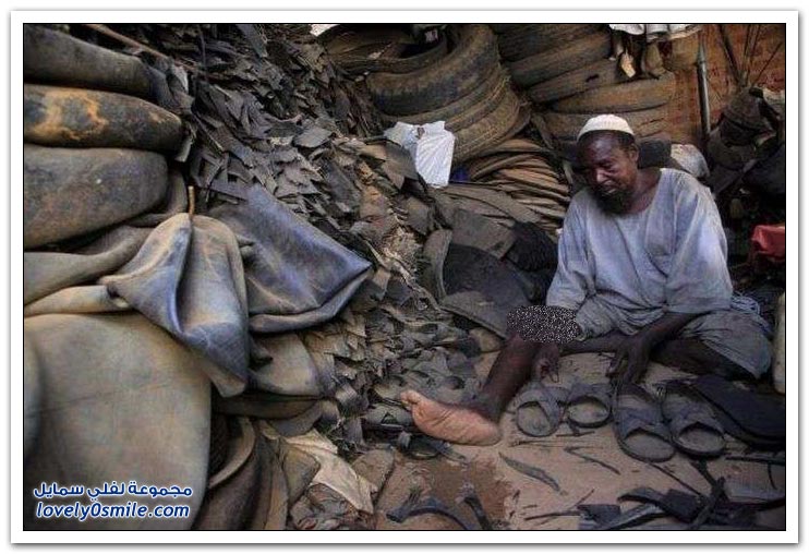 استخدام الإطارات القديمة كأحذية في كينيا