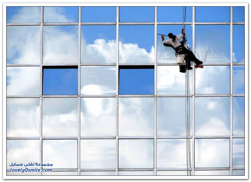 من أخطر الوظائف في العالم تنظيف نوافذ البنايات