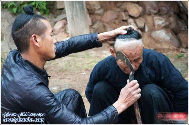 صور الحلاقة بالمنجل في أحد القرى الصينية